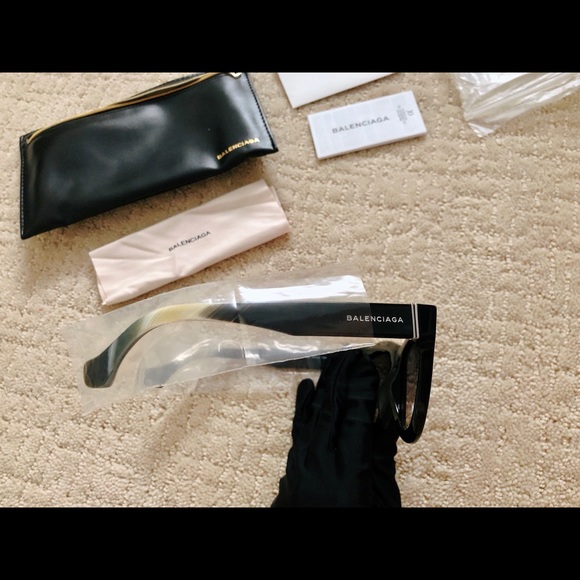 Balenciaga Black Oversized Sunglasses BA0009 01B - Picture 7 of 14